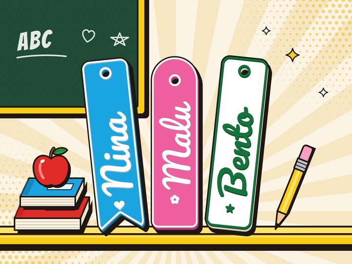 Ilustração de marcadores de página com os nomes Nina, Malu e Bento na frente de um quadro de giz