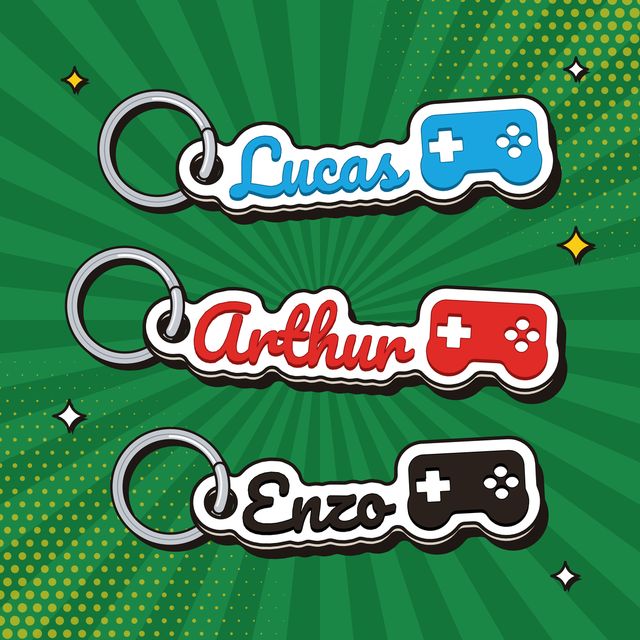 Ilustração de chaveiros tema gamer com controle de videogame e os nomes Lucas, Arthur e Enzo